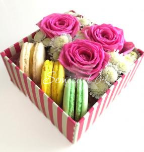 Коробочка с цветами и печеньем macaroon